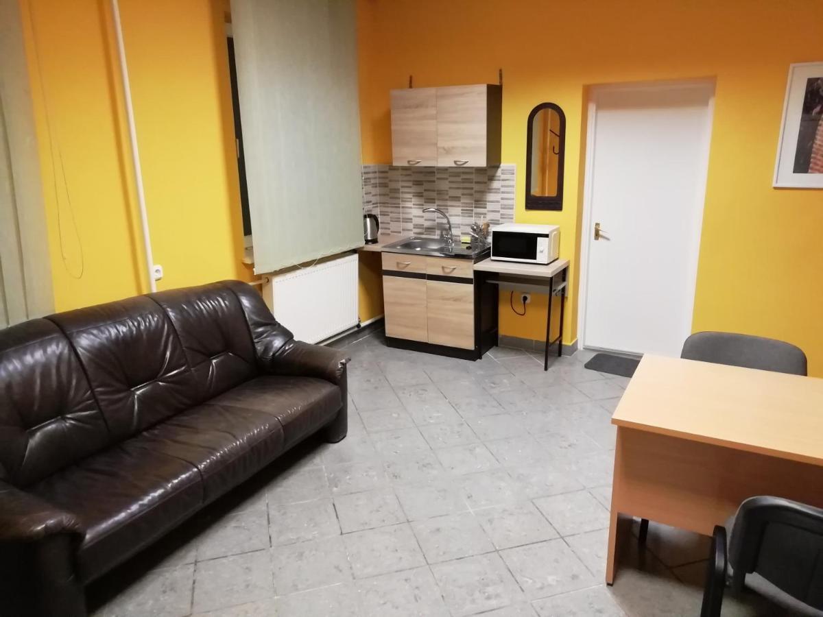 Collingo Belvarosi Szallas Apartment Kazincbarcika Exterior foto