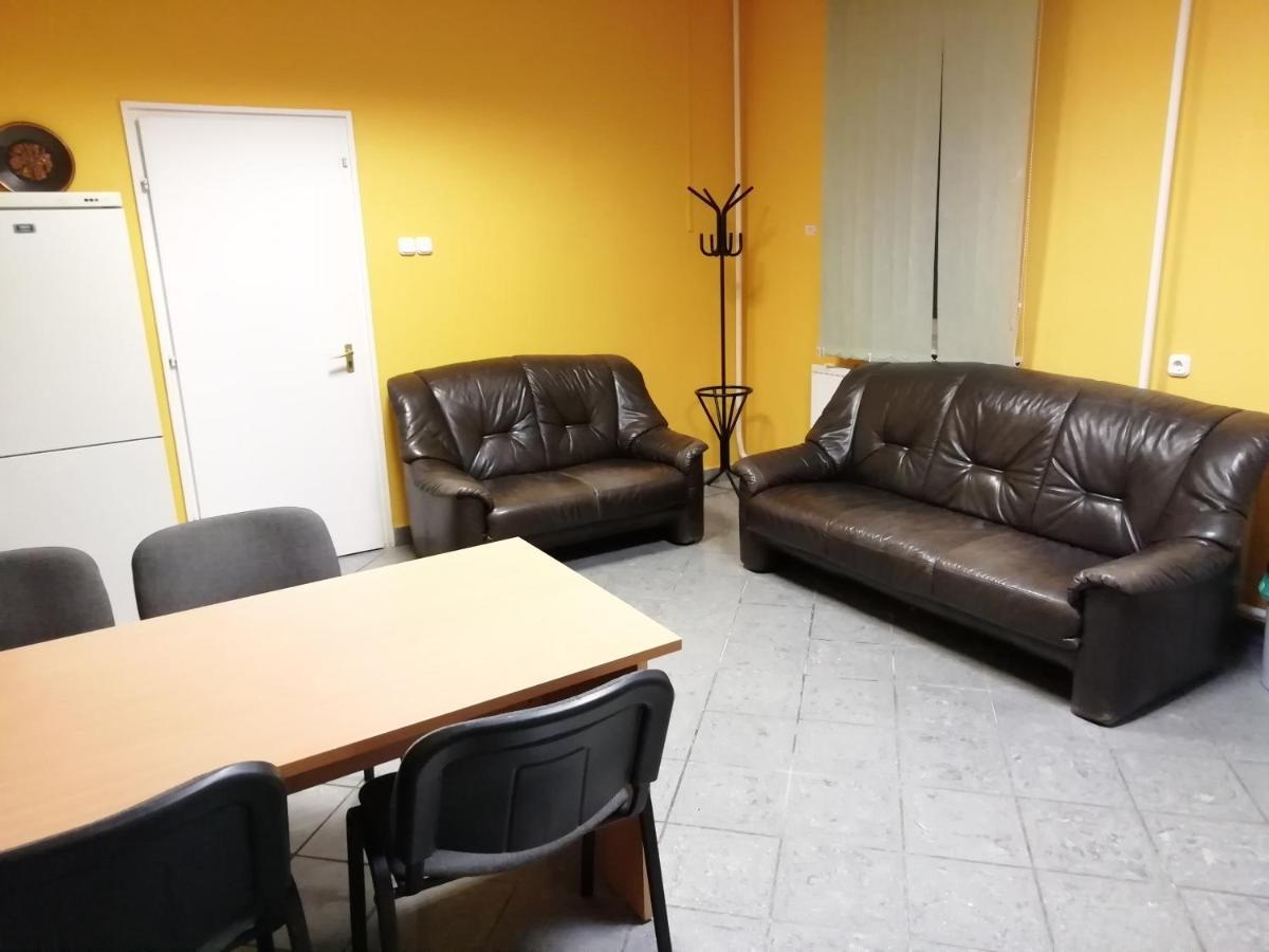 Collingo Belvarosi Szallas Apartment Kazincbarcika Exterior foto