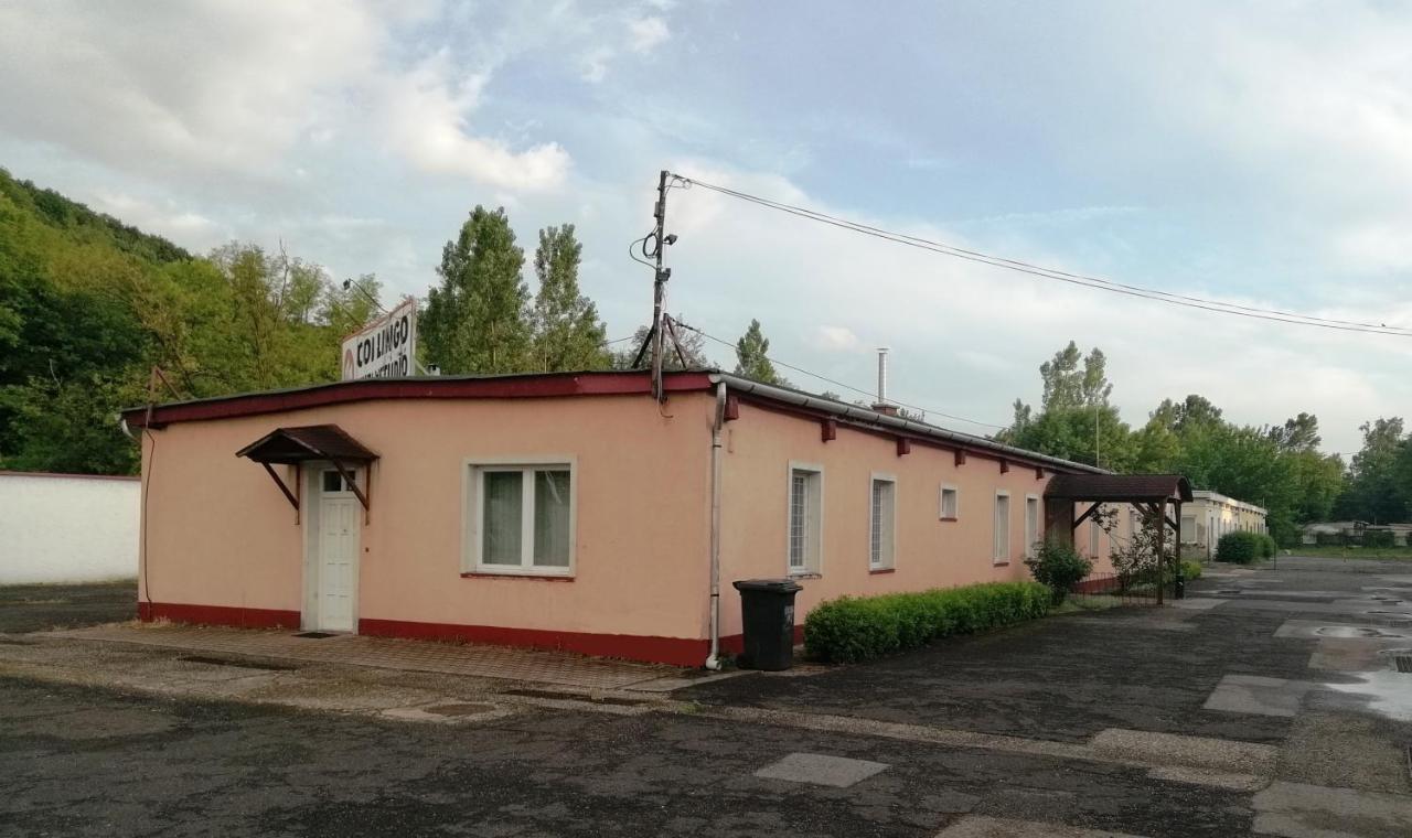 Collingo Belvarosi Szallas Apartment Kazincbarcika Exterior foto