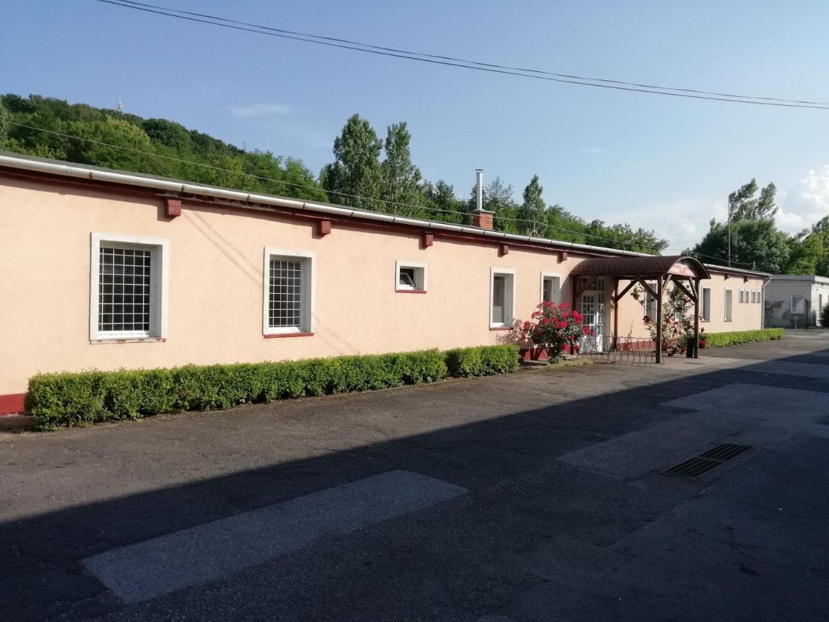 Collingo Belvarosi Szallas Apartment Kazincbarcika Exterior foto