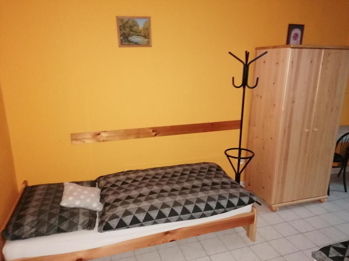 Collingo Belvarosi Szallas Apartment Kazincbarcika Exterior foto
