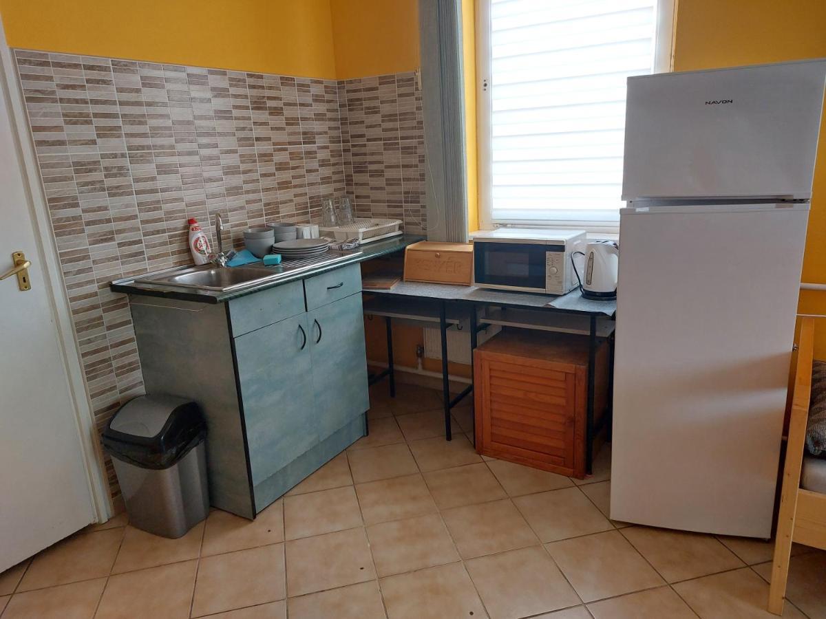 Collingo Belvarosi Szallas Apartment Kazincbarcika Exterior foto