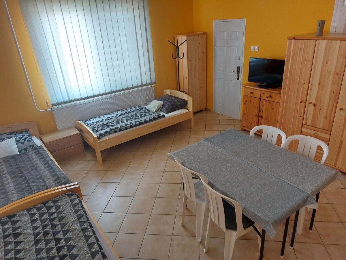 Collingo Belvarosi Szallas Apartment Kazincbarcika Exterior foto